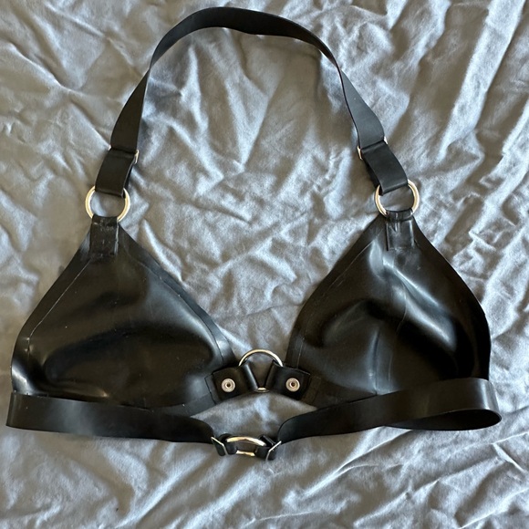 Lady Lucie Latex Black O ring bra / top - size Medium (silver hardware) - Picture 4 of 5